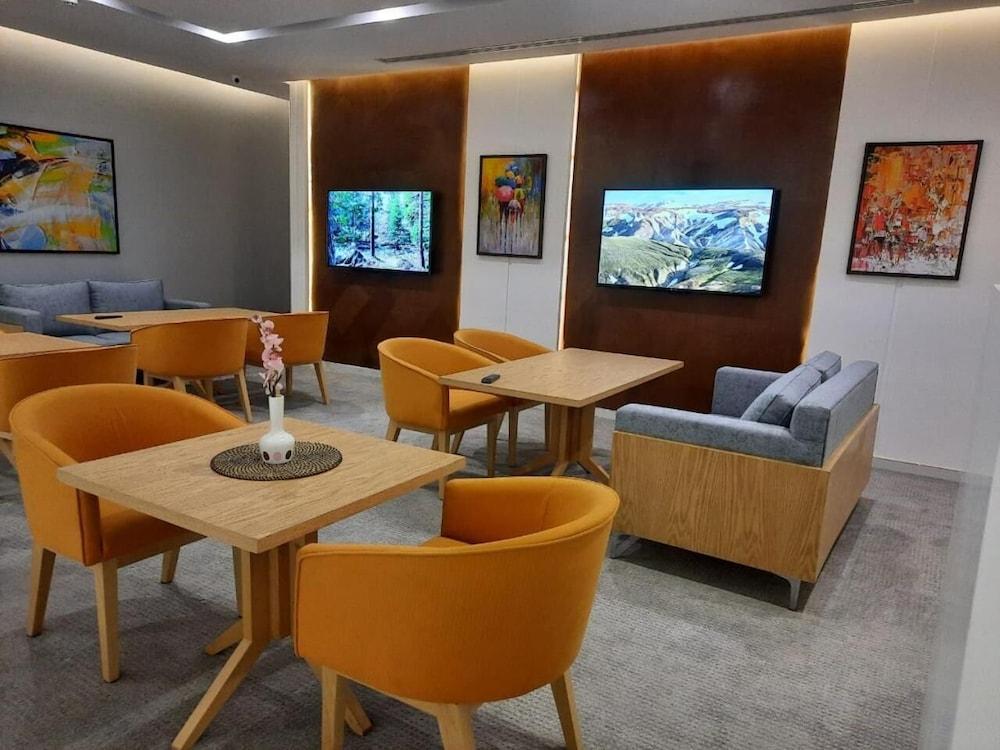 Executive Suites - Lobby