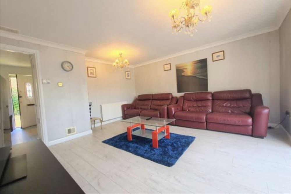 Immaculate 3-bed House in Farnham Royal Slough - Featured Image