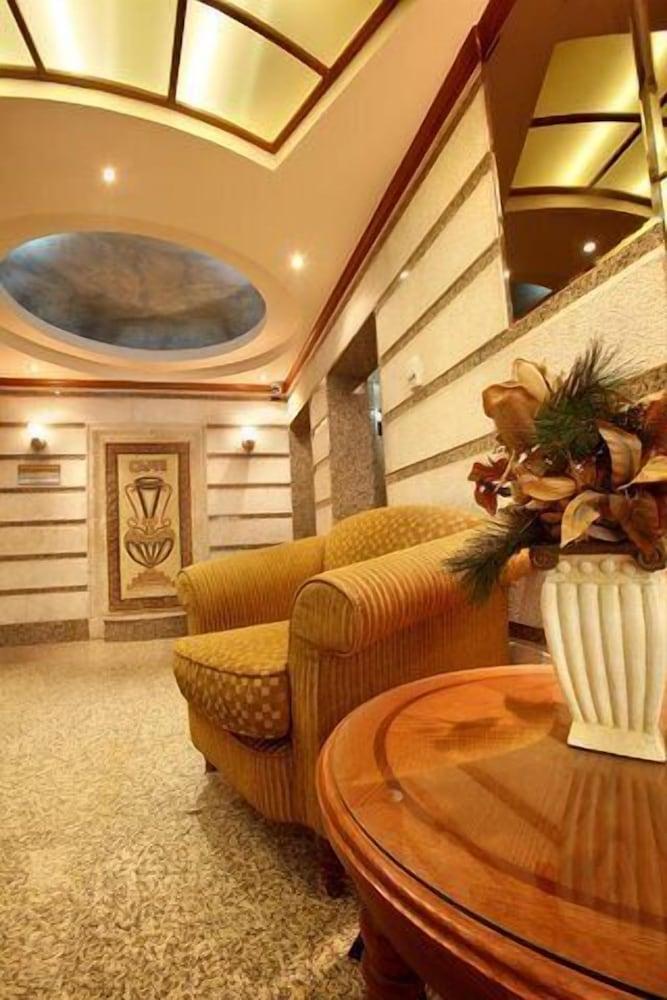 Capri Hotel Suites - Lobby Sitting Area