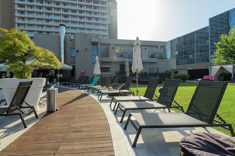 Ramada Plaza by Wyndham Bucharest Convention Center - Outdoor Pool
