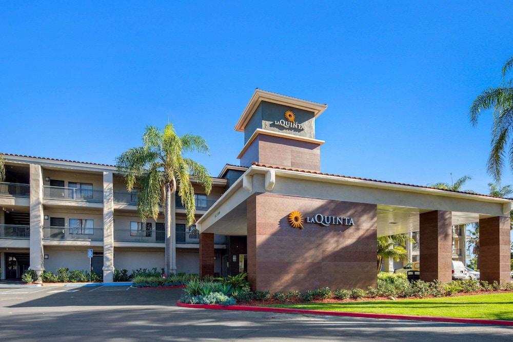 La Quinta Inn & Suites by Wyndham Orange County Airport - Exterior