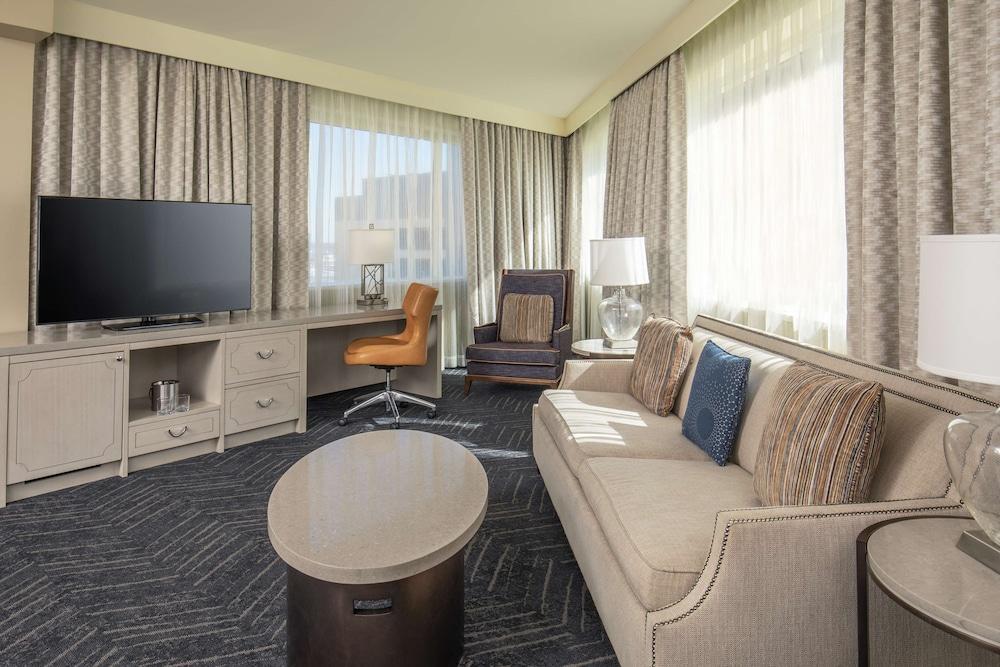 DoubleTree by Hilton Hotel Nashville Downtown - Room