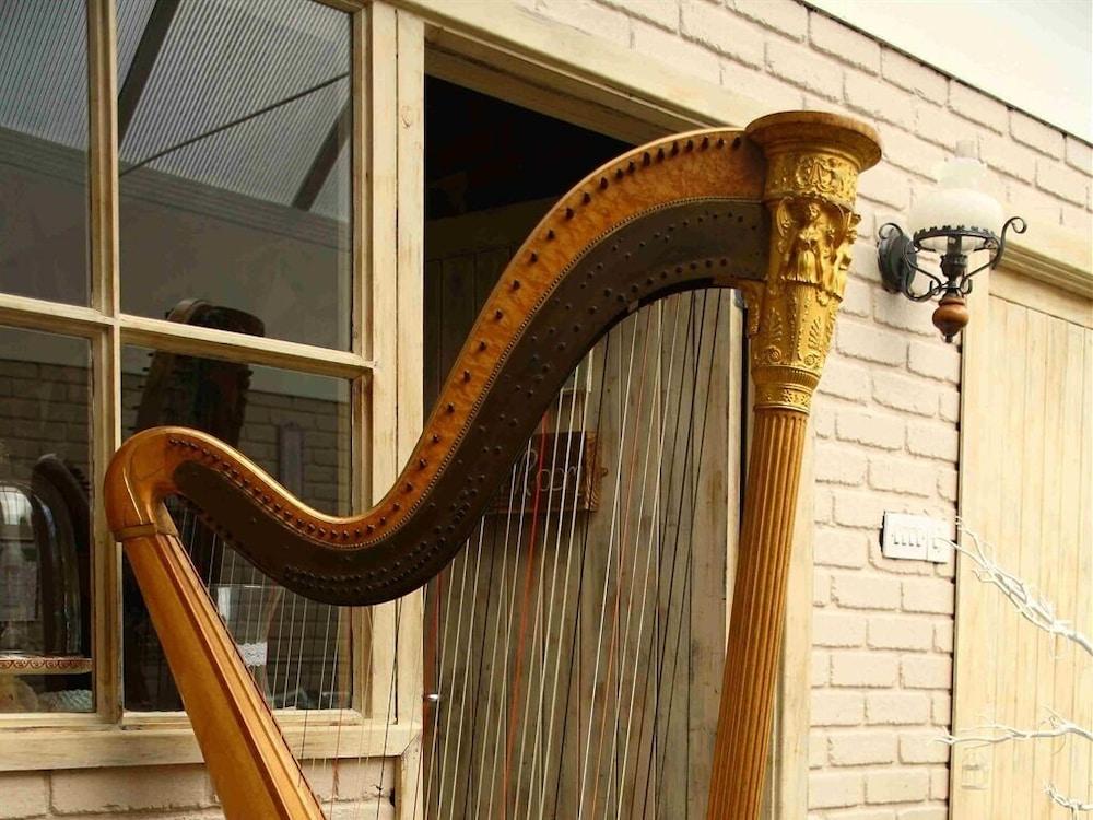 Abel's Harp - Exterior