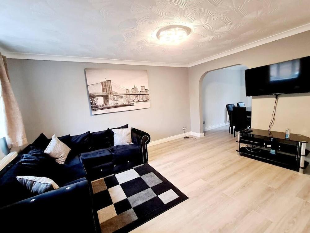 Modern & Spacious - Walk to London Excel- Parking - Featured Image