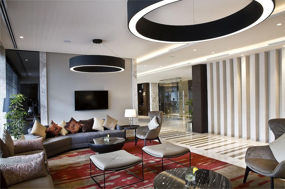 Grayton Hotel Dubai - Lobby Sitting Area