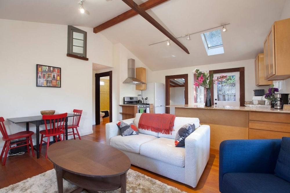 Curtis Cottage · Berkeley Cottage, comfy, stylish, good wifi - Featured Image