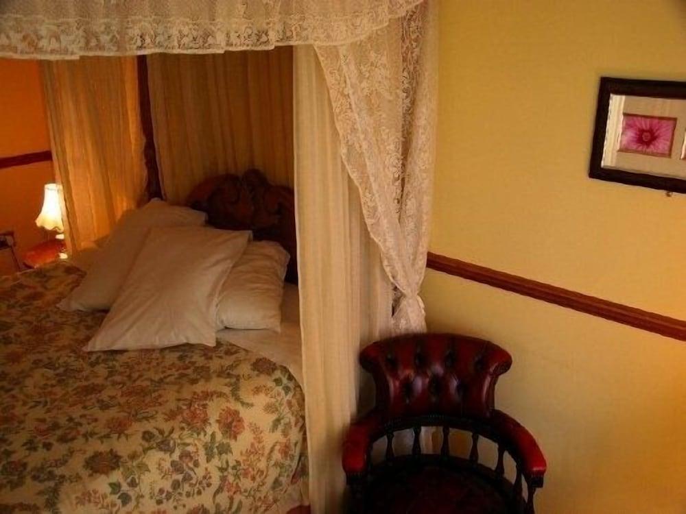 Chequers Inn Hotel - Room