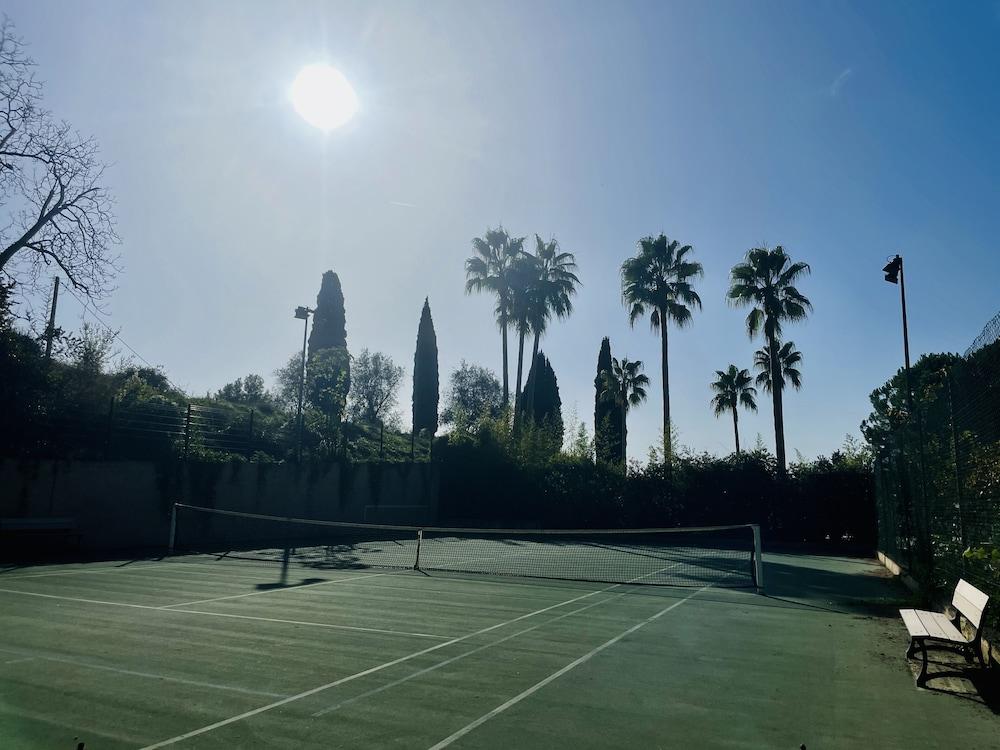 Domaine La Tour Carrée - Tennis Court