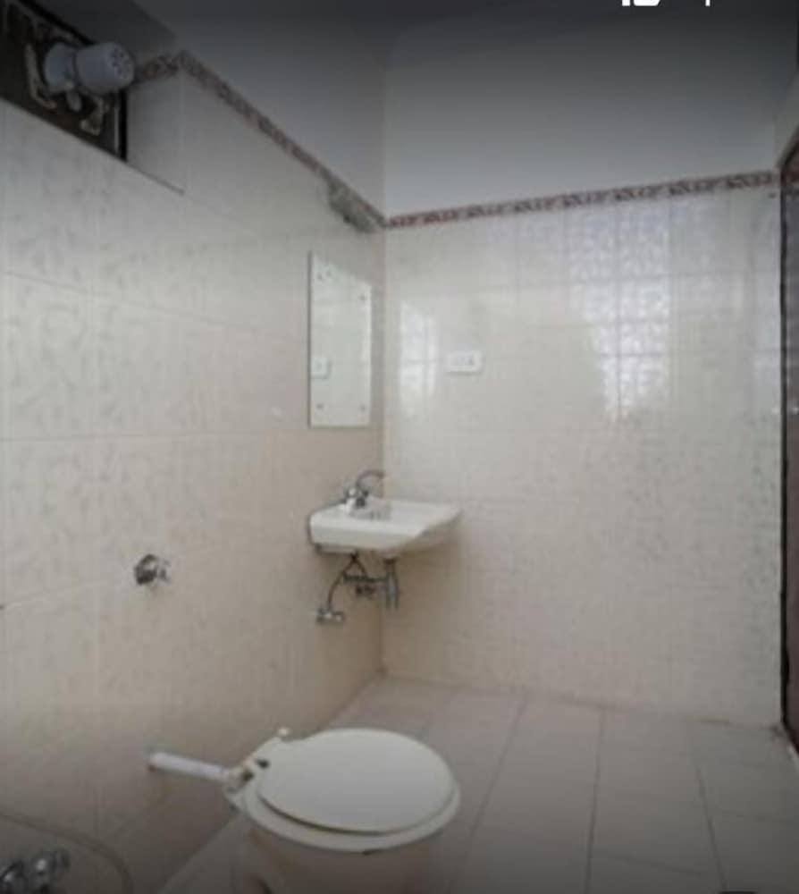Hotel Goyal Inn - Bathroom