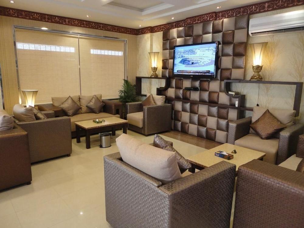 Vinas Apartments - Lobby Sitting Area