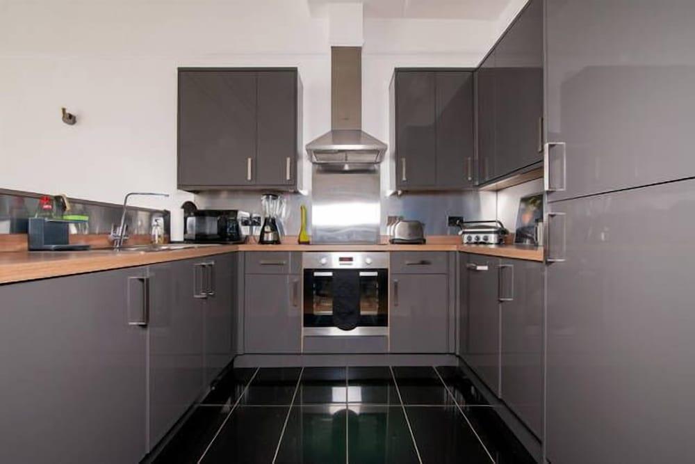 Queens Circus Serviced Apartment - Private kitchen