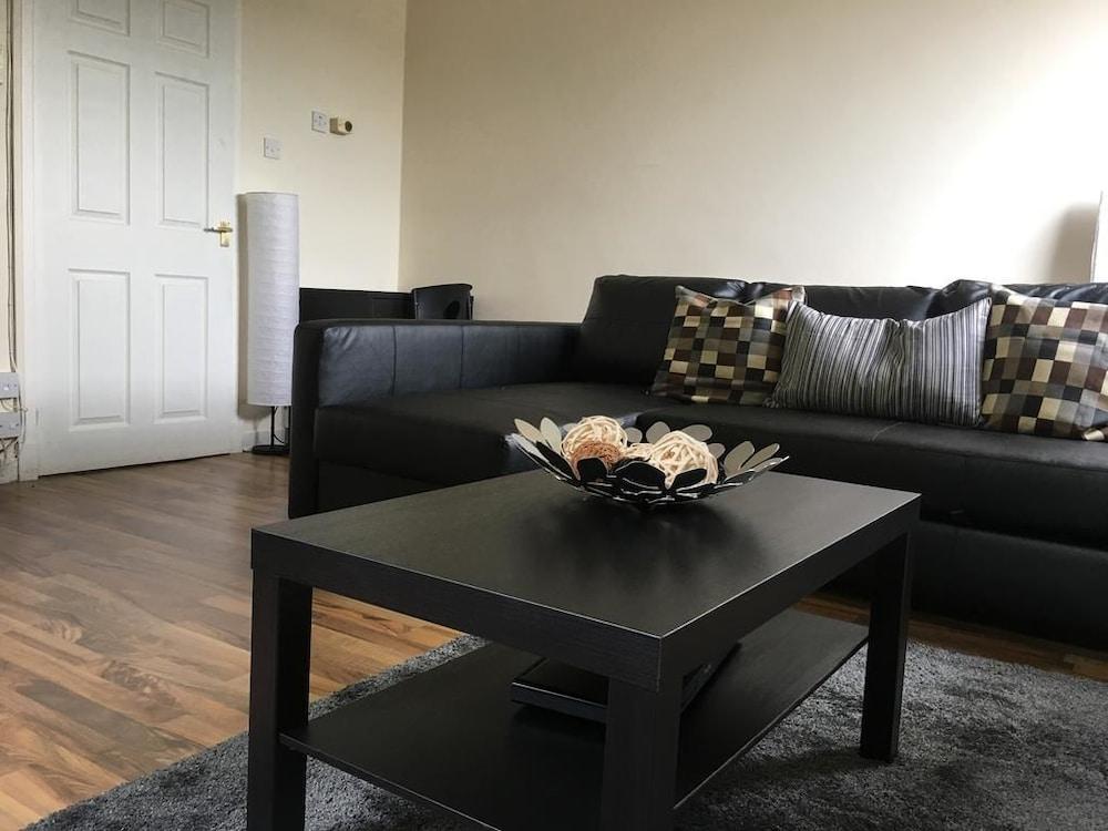 Majesty Tweed Apartment - Living Room
