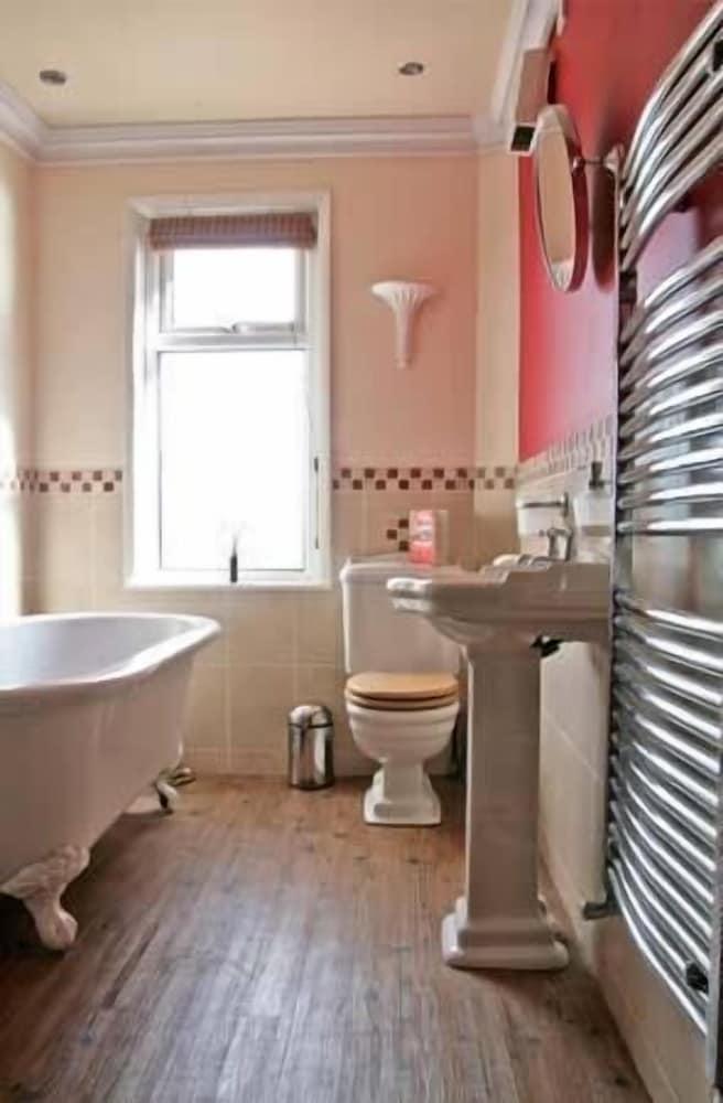 302 Over Lane Cottage - Bathroom