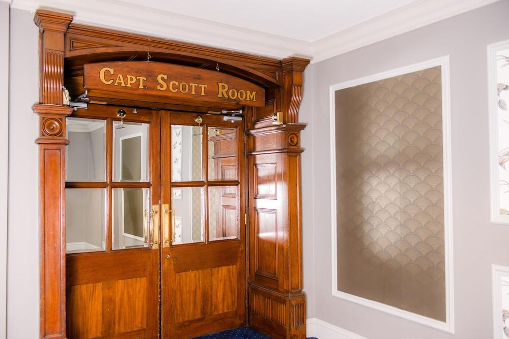 The Royal Hotel Cardiff - Interior Entrance