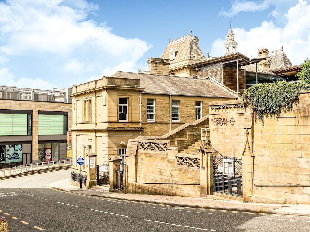 Appealing Studio in Bradford near Forster Square Retail Park - Featured Image