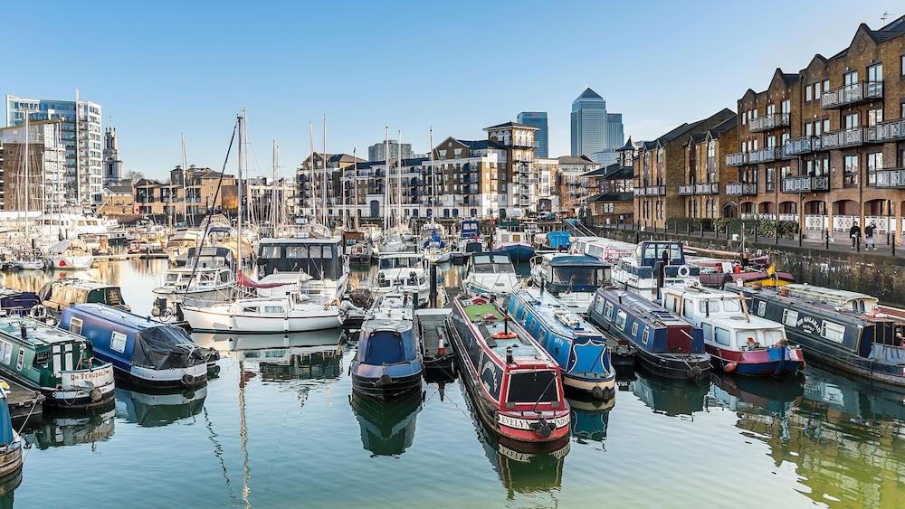 Lovely 1-bed Apartment in London by the Harbour - Featured Image