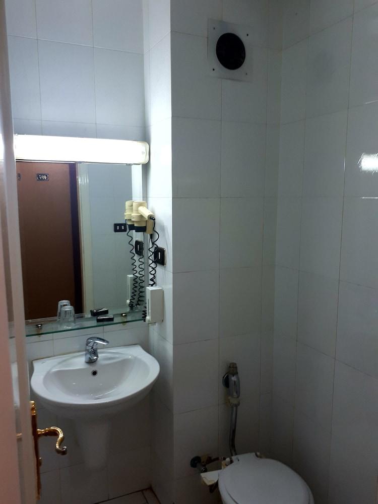 New Pola hotel - Bathroom