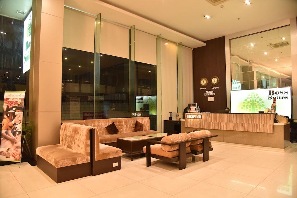 Boss Suites Nana Hotel - Lobby Sitting Area