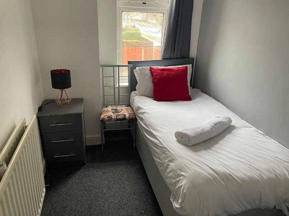 Gateway Mews Wv1 Stays 5beds Parking Long Stay Discounts - Room