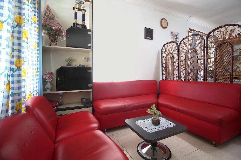 OYO 2593 Mawar Homestay - Lobby Sitting Area