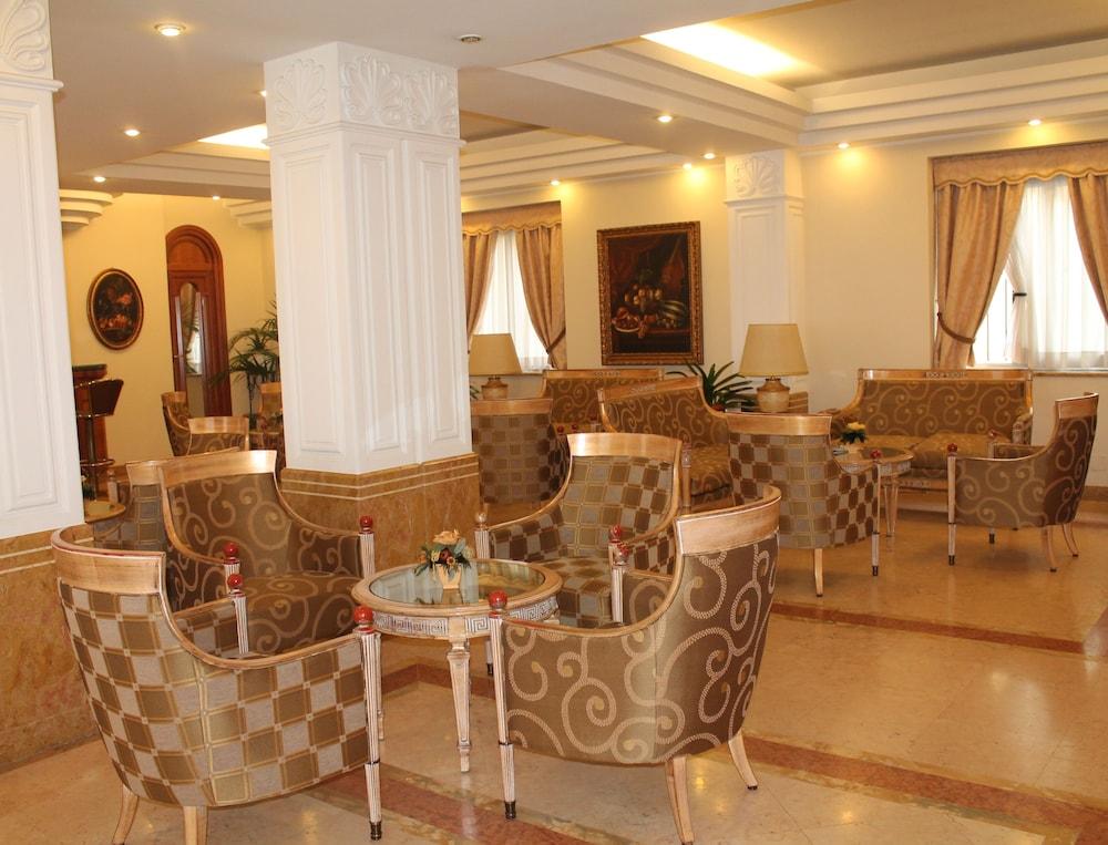 Hotel Mozart - Lobby Sitting Area