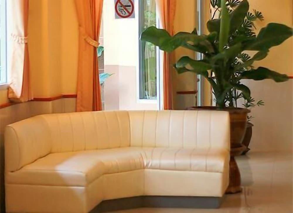 Cozy Villa - Lobby Sitting Area