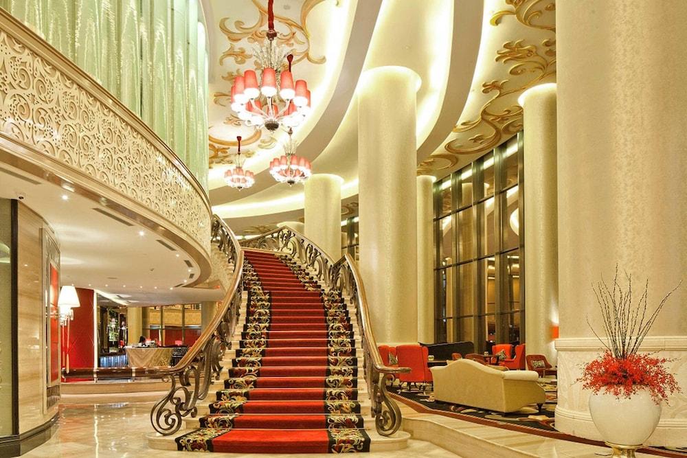 The Trans Luxury Hotel - Lobby