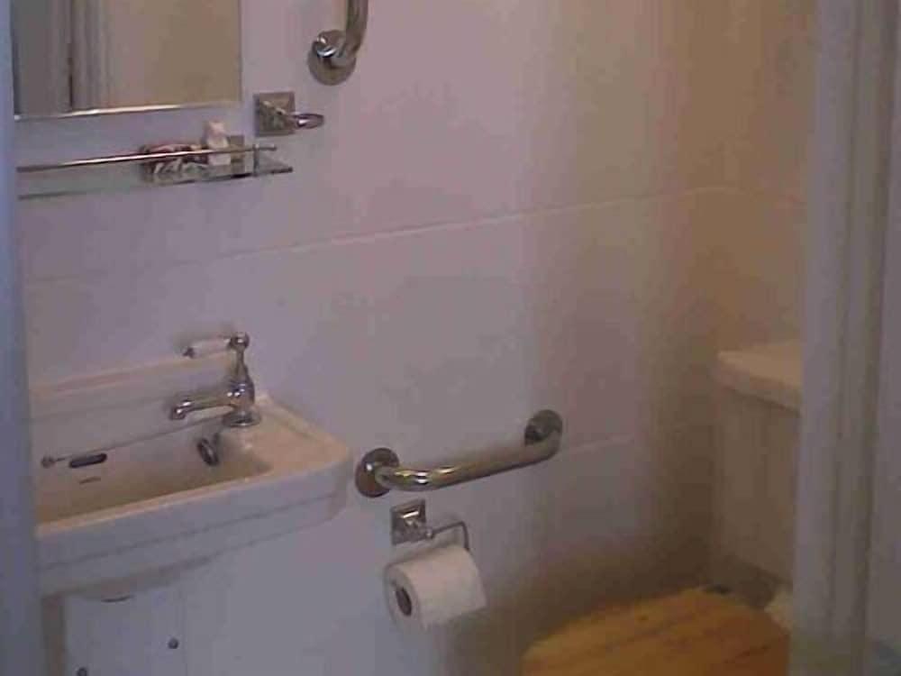 جروف جيست هاوس - Bathroom