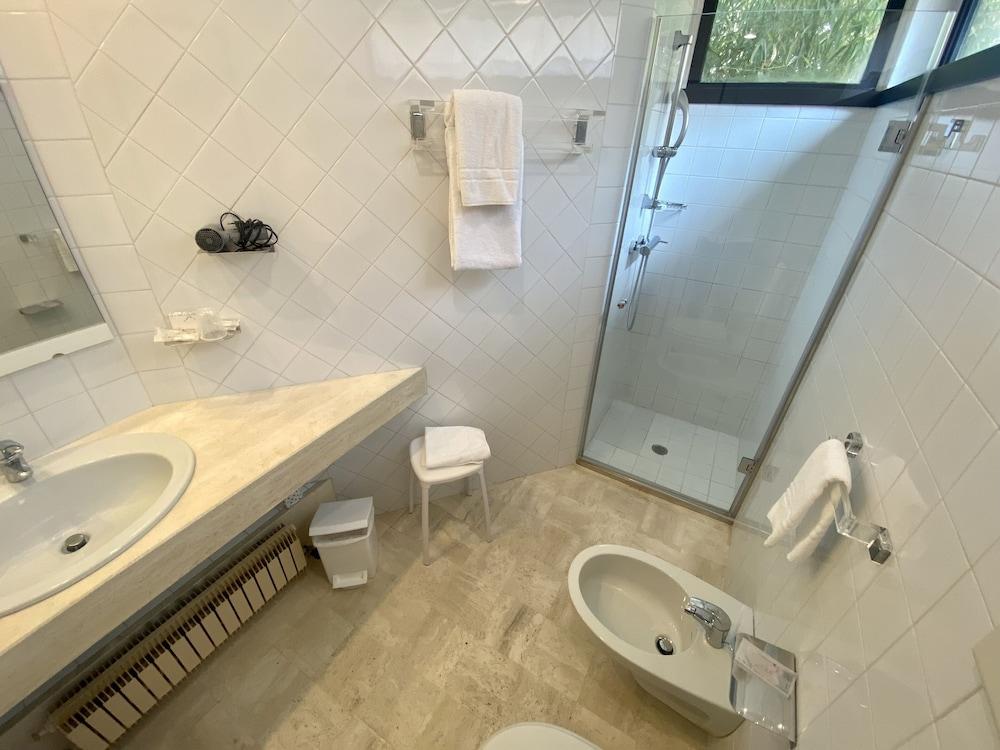 Hotel President - Bathroom