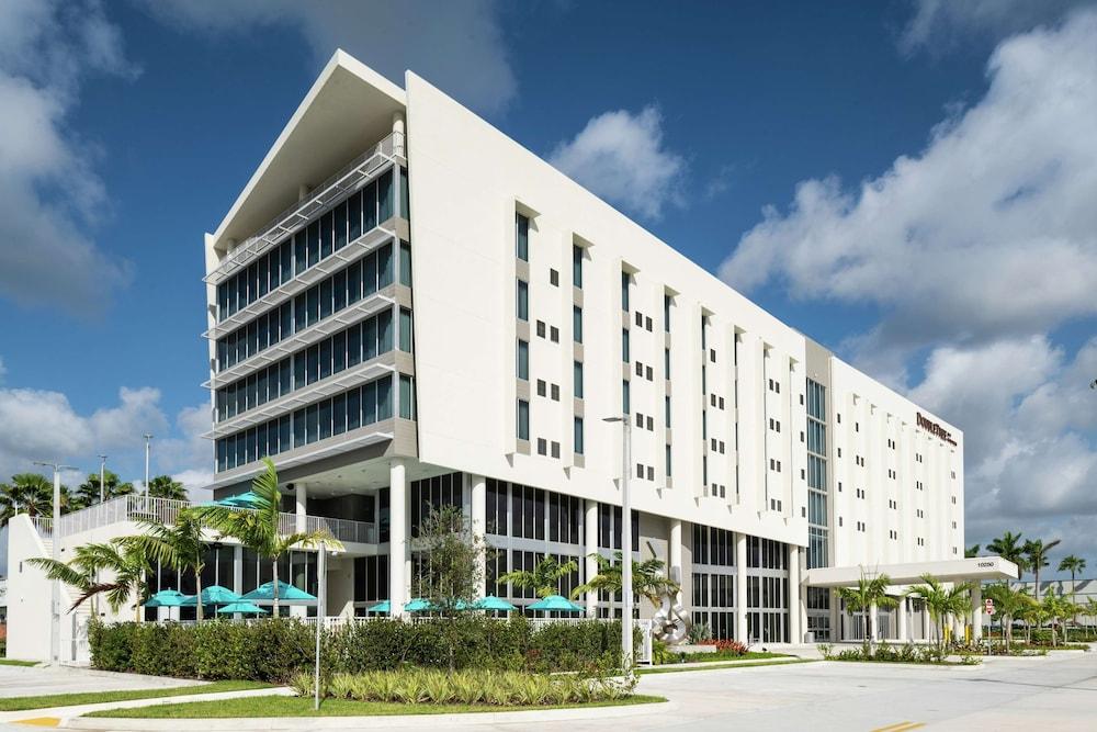 DoubleTree by Hilton Miami - Doral, FL - Exterior