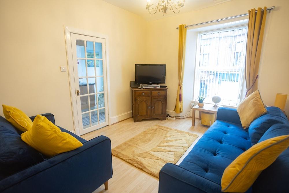 Sandgate 2-bed Apartment in Ayr Central Location - Featured Image