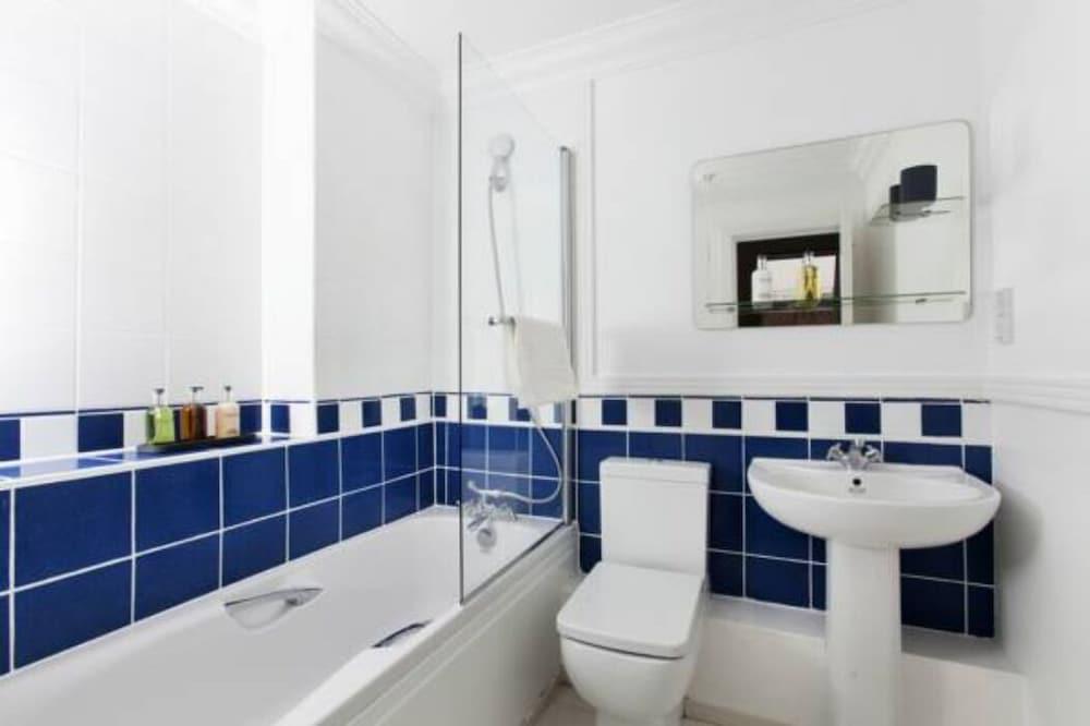 2Bed 2Bath Apartment in Fitzrovia - Bathroom