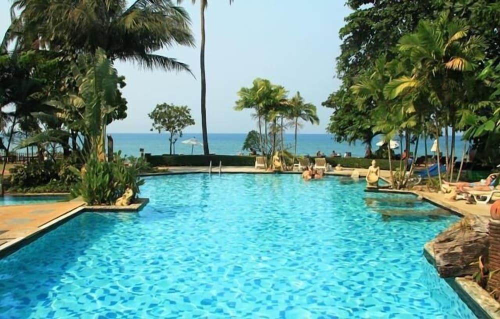 Bhumiyama Beach Resort - Outdoor Pool