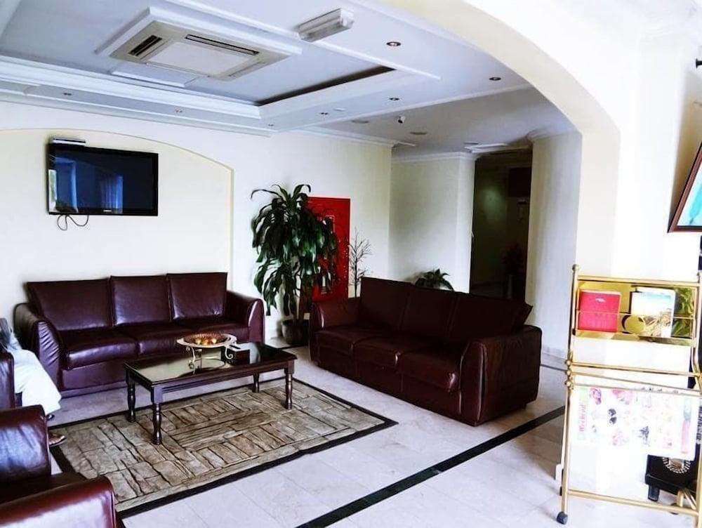 Al Murooj Hotel Apartments - Lobby Sitting Area