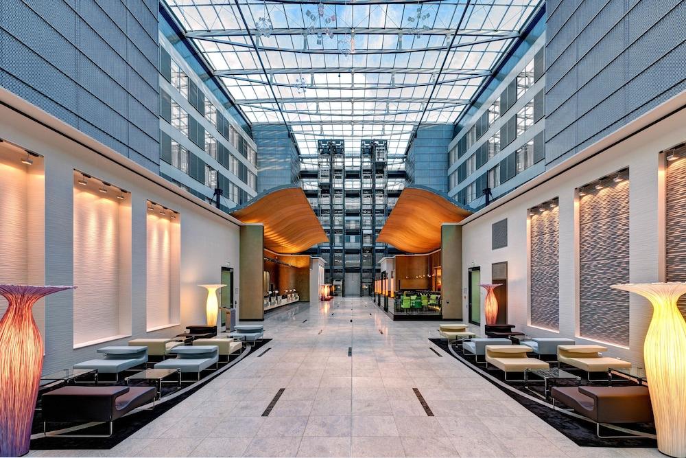 Hilton Frankfurt Airport - Lobby