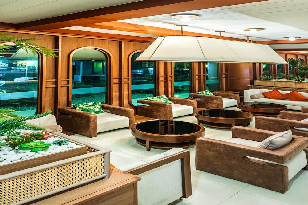 A-One The Royal Cruise Hotel Pattaya - Lobby Sitting Area