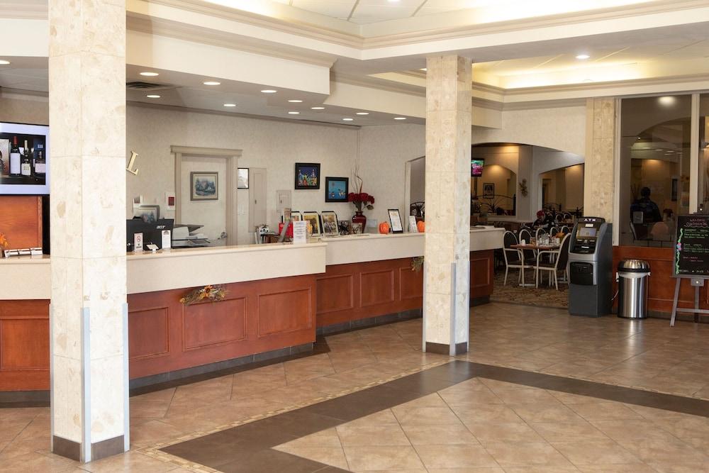 Continental Inn & Suites - Lobby