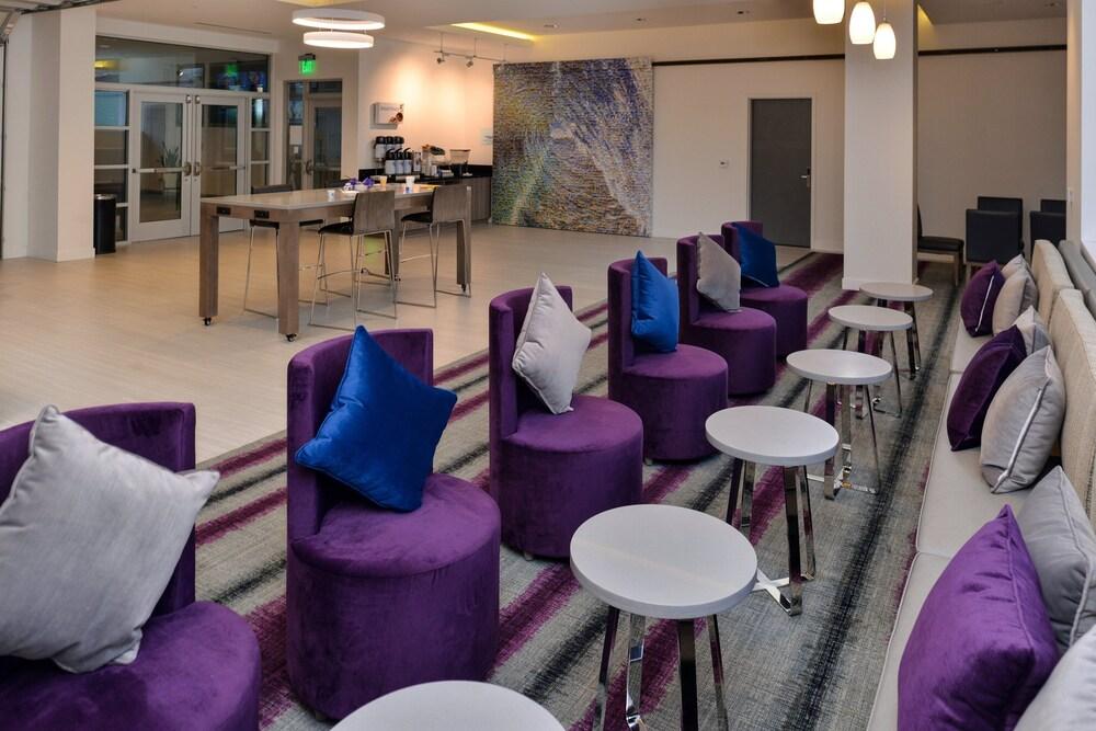 Holiday Inn Express & Suites San Diego - Mission Valley, an IHG Hotel - Lobby