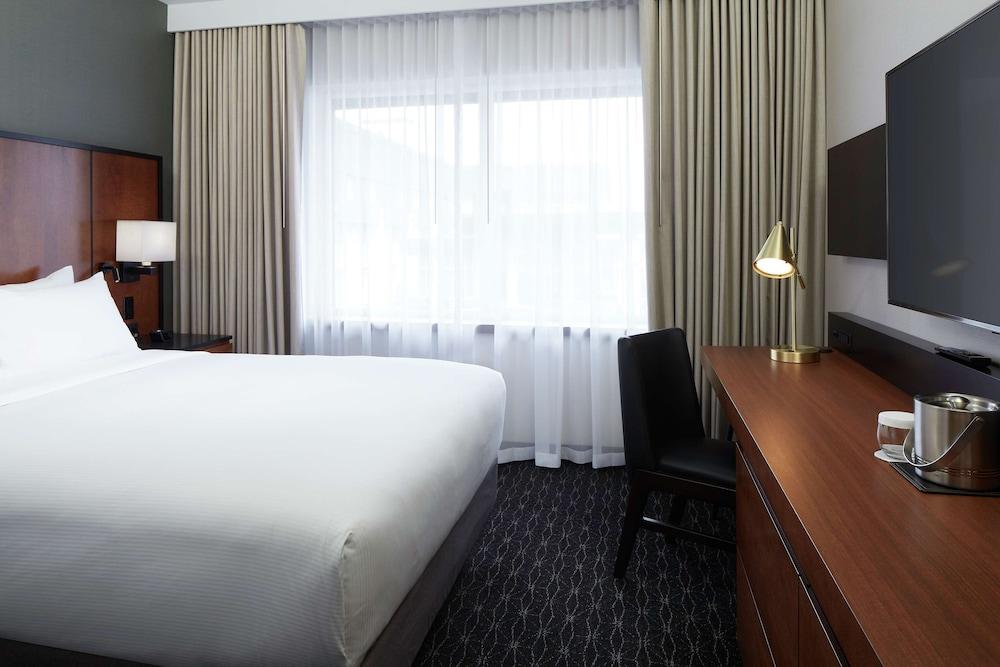 DoubleTree by Hilton Montreal Airport - Room