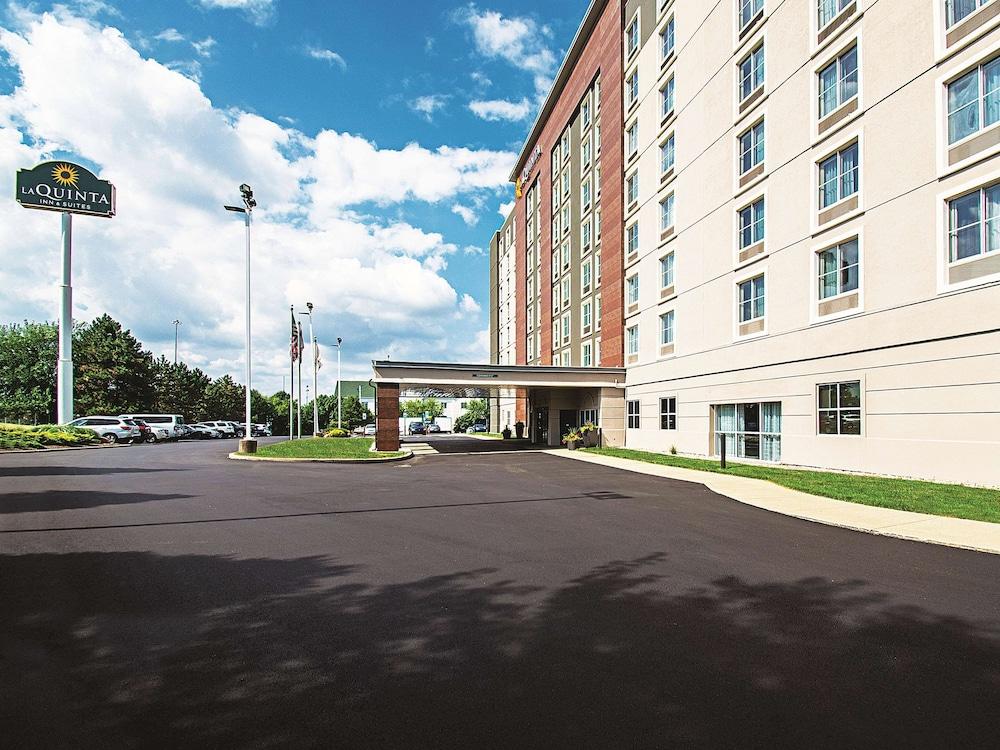 La Quinta Inn & Suites by Wyndham Cincinnati Sharonville - Exterior