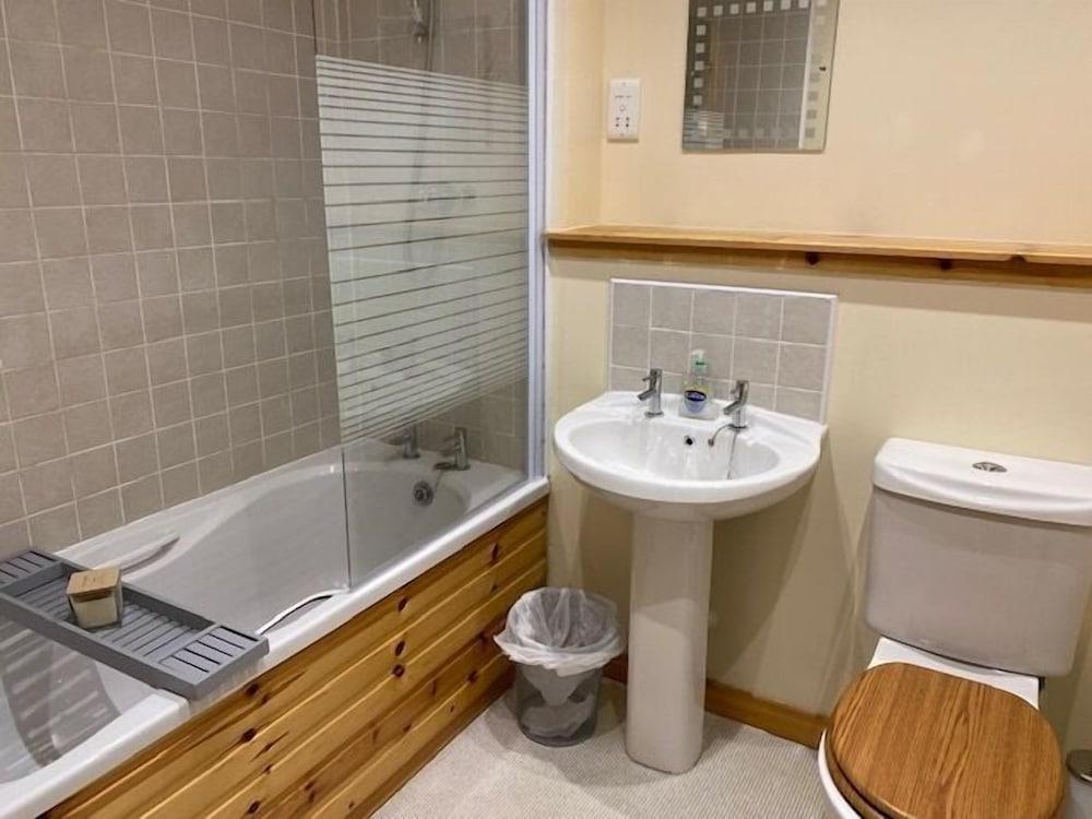 Waterside Apartment - Bathroom
