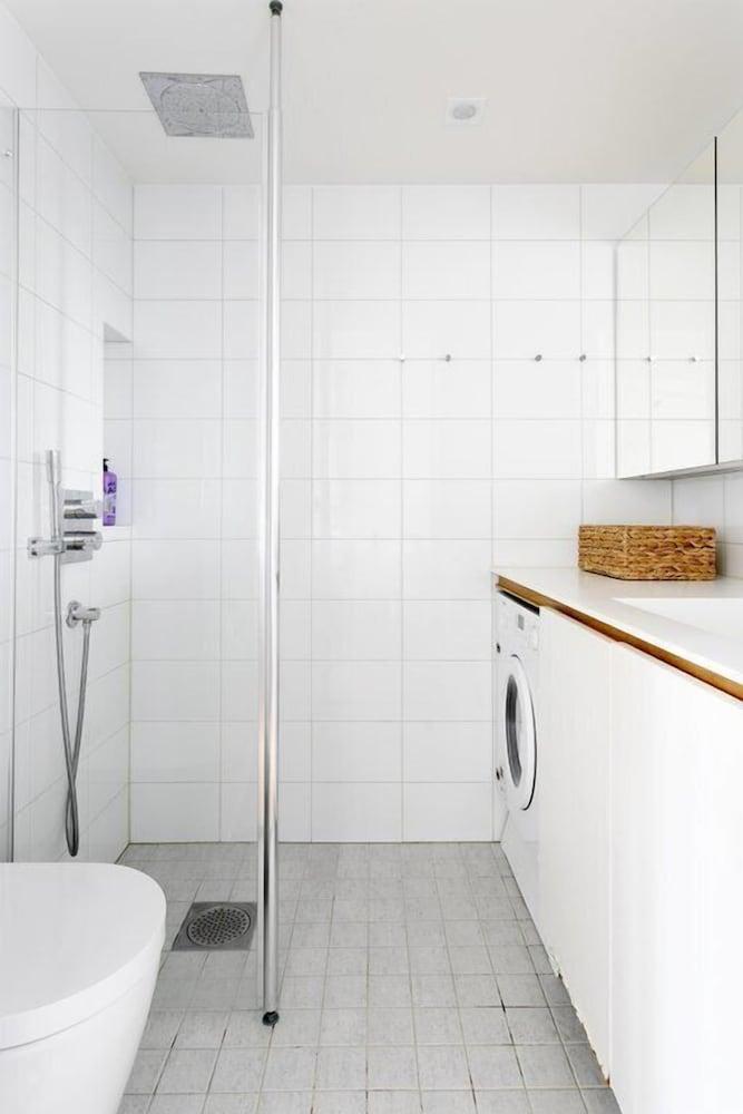 2ndhomes Helsinki Penthouse Ullanlinna Apartments 3 - Bathroom