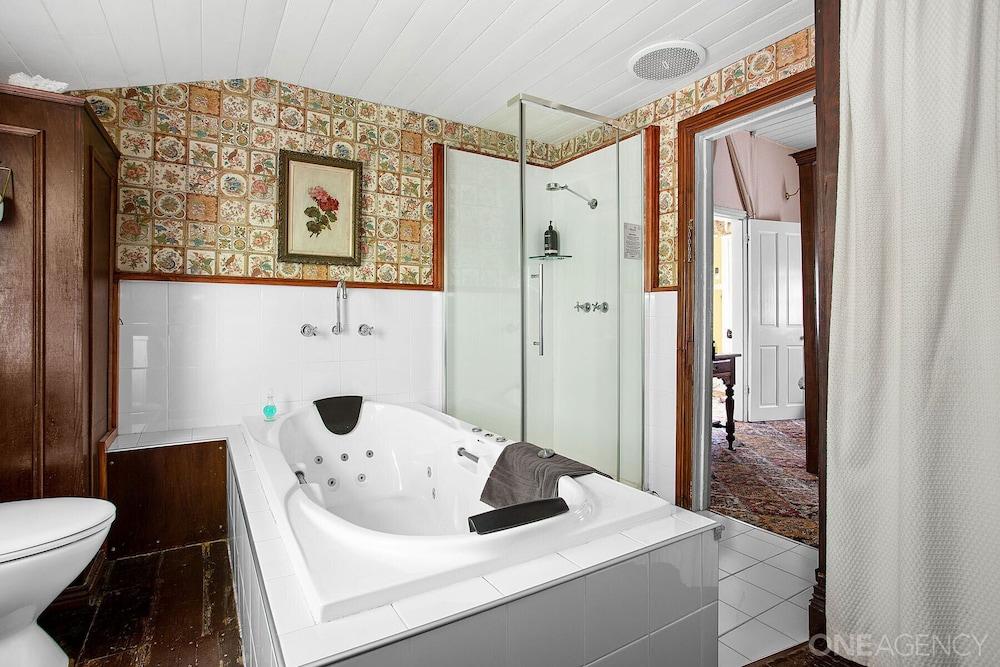 Alice's Cottages - Private Spa Tub