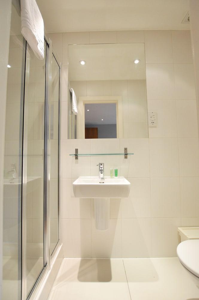 Russell Square Serviced Apartments by Concept Apartments - Bathroom