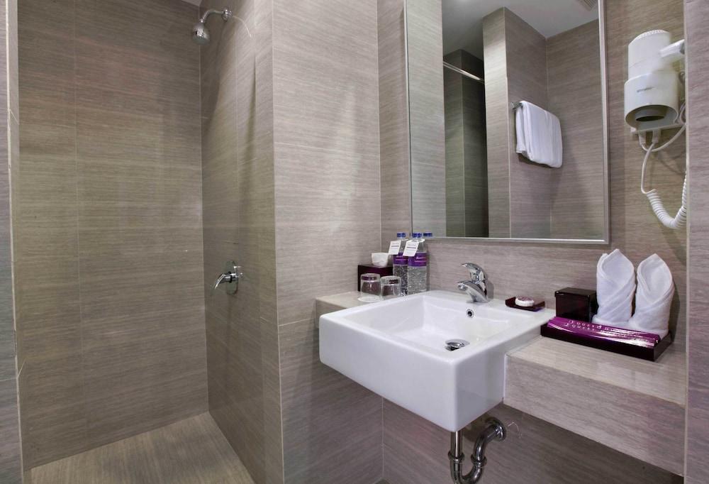 Quest Hotel Balikpapan by ASTON - Bathroom Sink