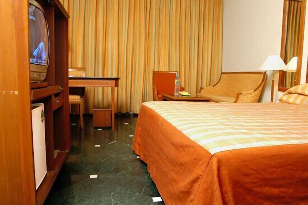 Kamat Lingapur Hotel - Room