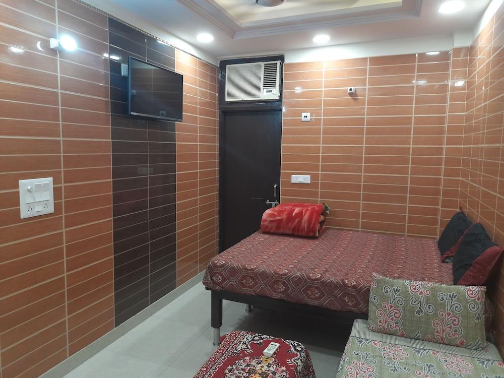 Room in Guest Room - Luxury Private Flat In Lajpat Nagar With Attached Kitchen Kitchen 92,121,74700 - Room