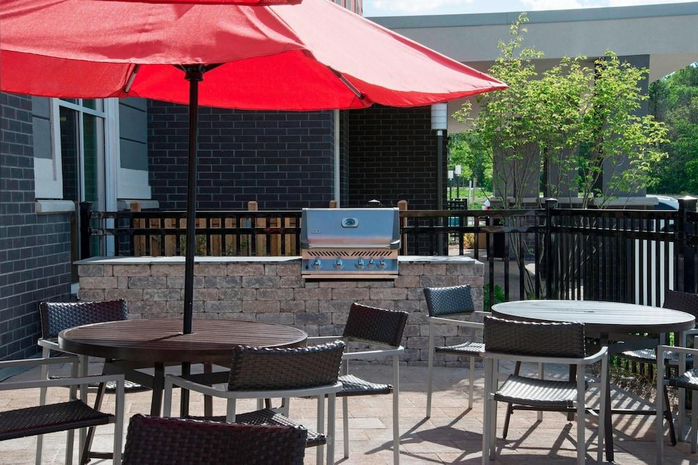 TownePlace Suites by Marriott Ottawa Kanata - BBQ/Picnic Area