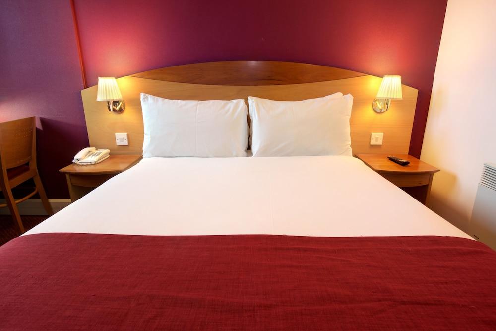 Waterloo Hub Hotel & Suites - Room