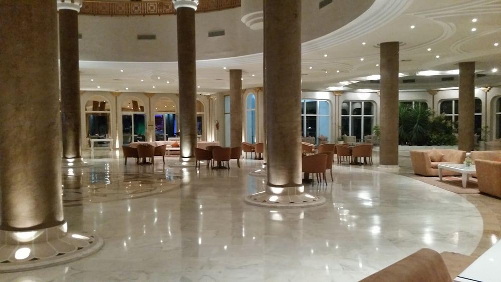 Golden Tulip Taj Sultan Resort - Lobby Sitting Area
